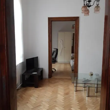 Newly Refurbished With Patio Apartment *